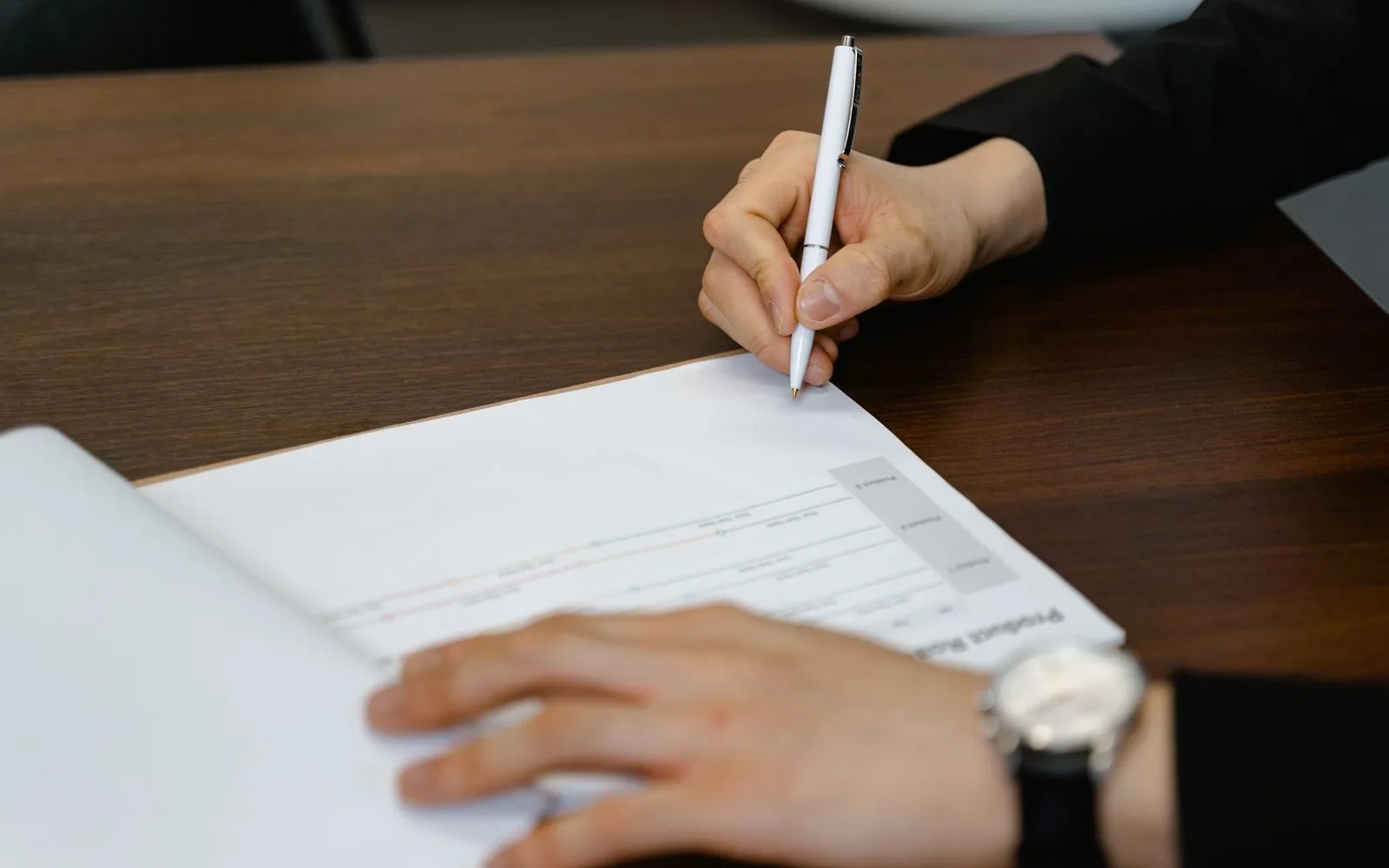 Signature d’un contrat de location après relecture des lignes du devis